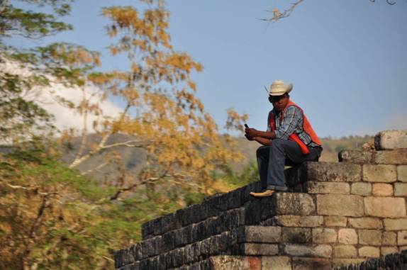 Guarda com o tradicional chapeláo hondurenho vigia as ruínas mayas de Copán, em Honduras